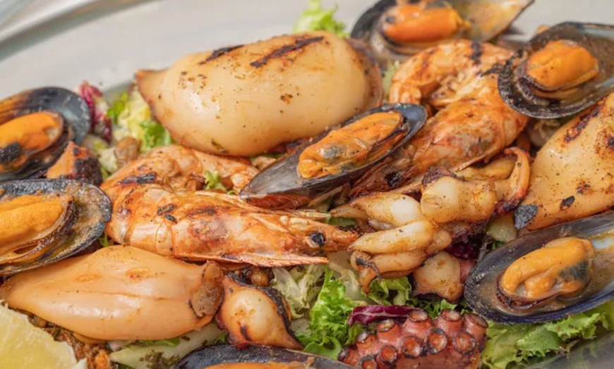 Image 1: Menú mediterráneo con entrante, principal, postre y bebida para 2 o 4