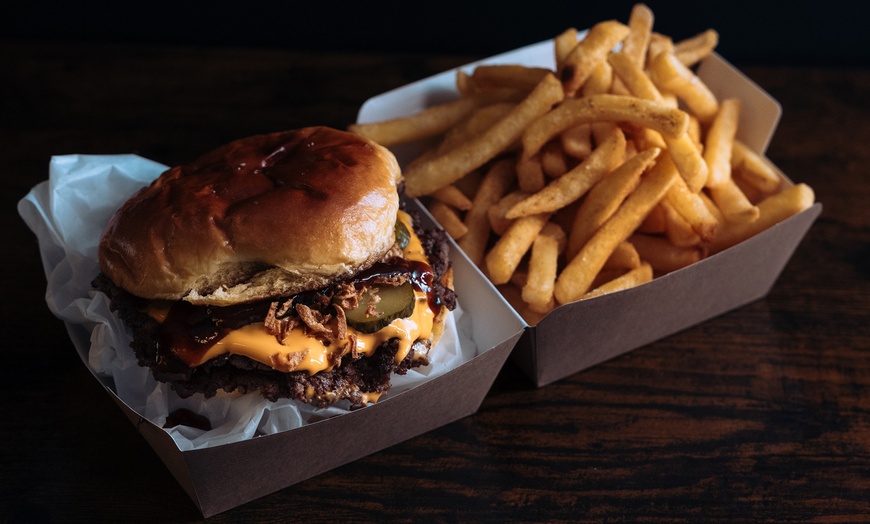 Image 8: Acceso a salas de bateo o menú para 2, con duración a elegir
