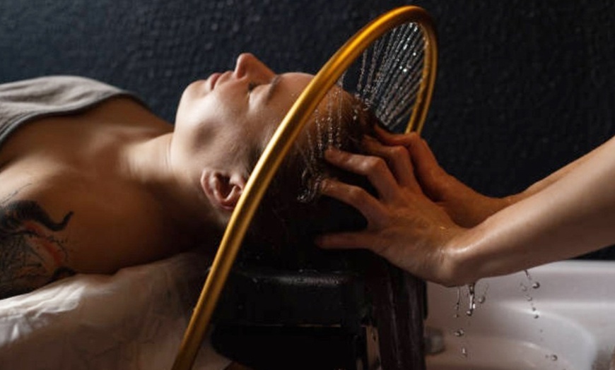 Image 1: Tratamiento head spa con masaje corporal, té o café