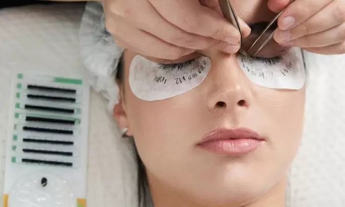 Extensión de pestañas pelo a pelo natural o volumen