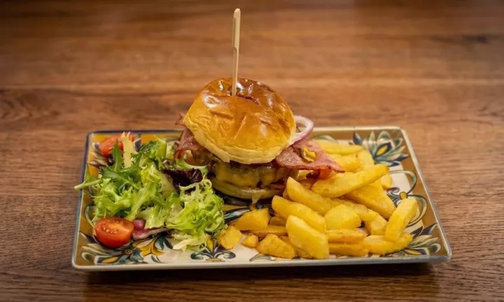 Menú Génova con entrante, principal, postre y bebida