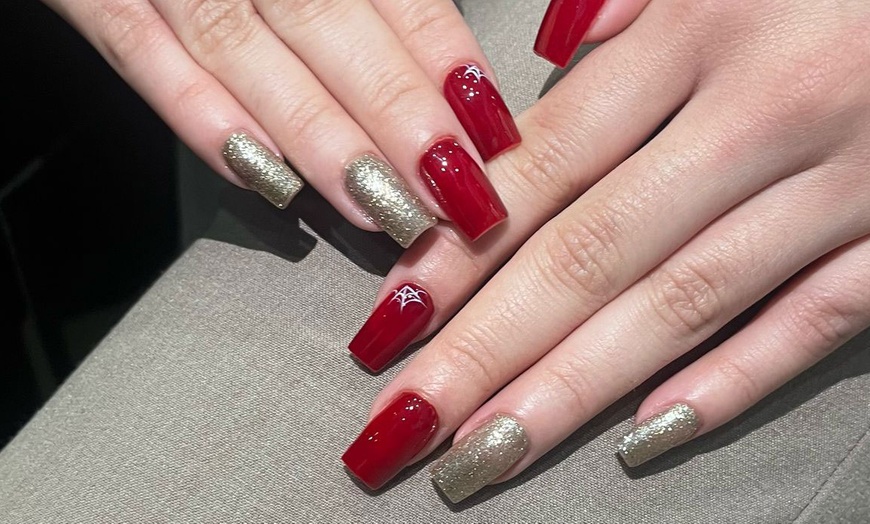 Image 5: Uñas con gel o acrílico, esmaltado semipermanente y opción a diseño