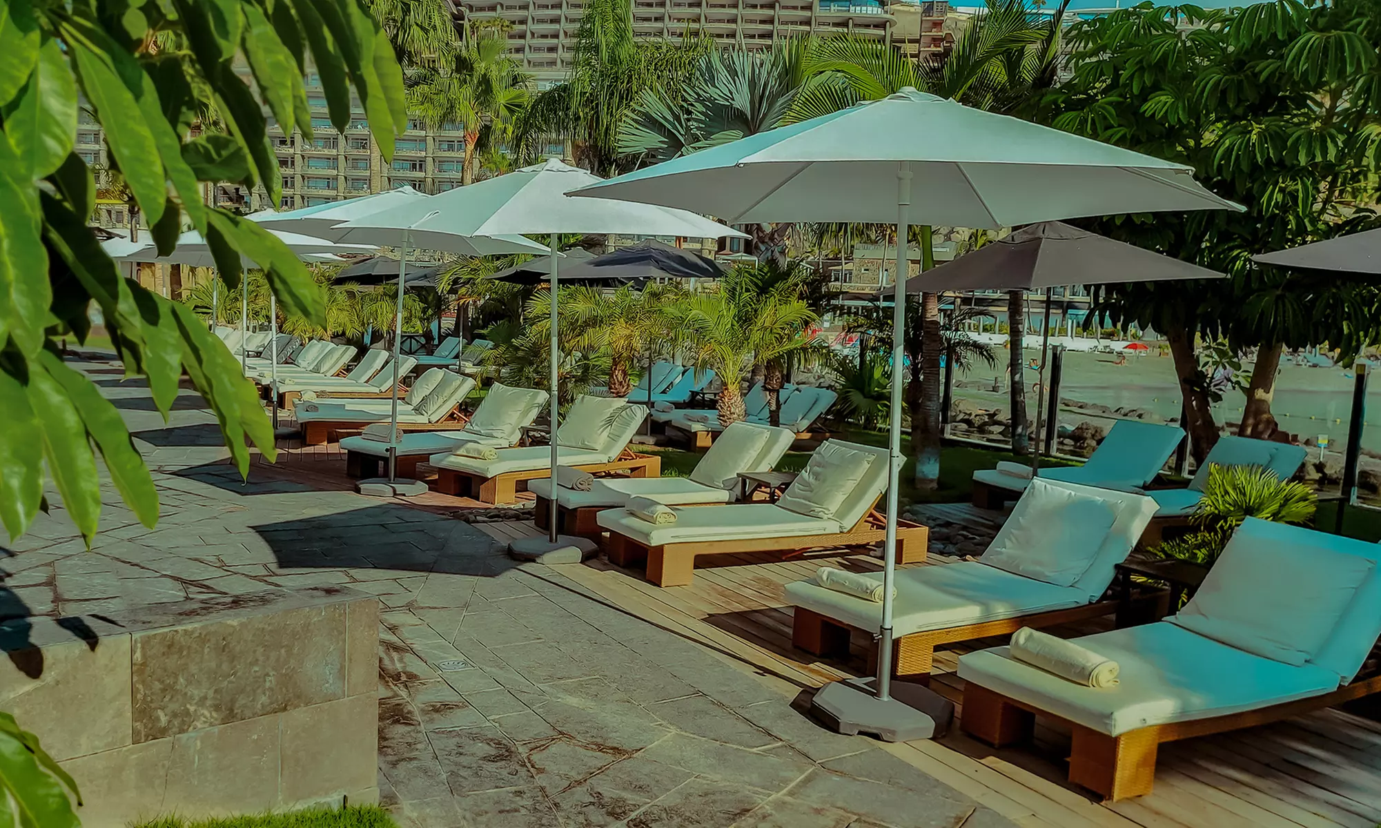 La isla bonita: day pass para 2 personas con cóctel y comida en Maroa