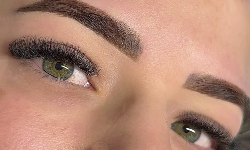 Image 6: Presume de mirada con tratamientos de pestañas y cejas para 1 persona 