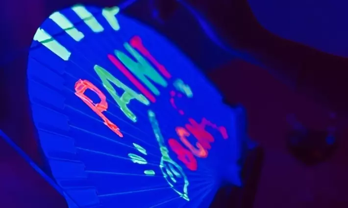 Taller de pintura de abanicos fluorescentes con bebida y cheesecake