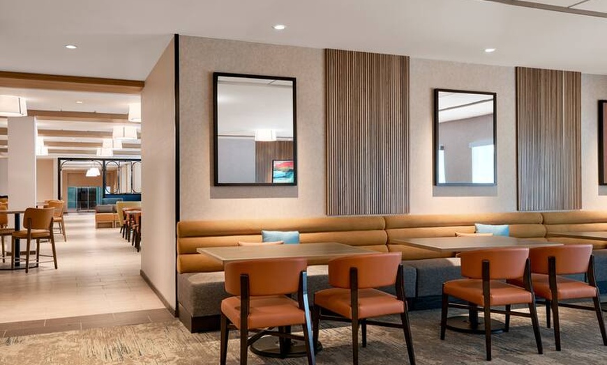 Image 9: Comfortable Budget Hotel Near LAX With Parking Included