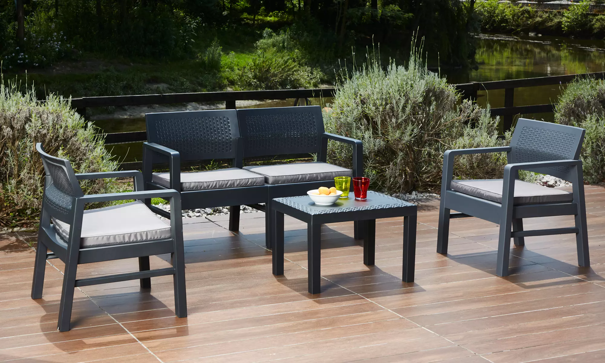 Set in propilene con divano, poltrone e tavolino, spedizione gratuita - Primary Image