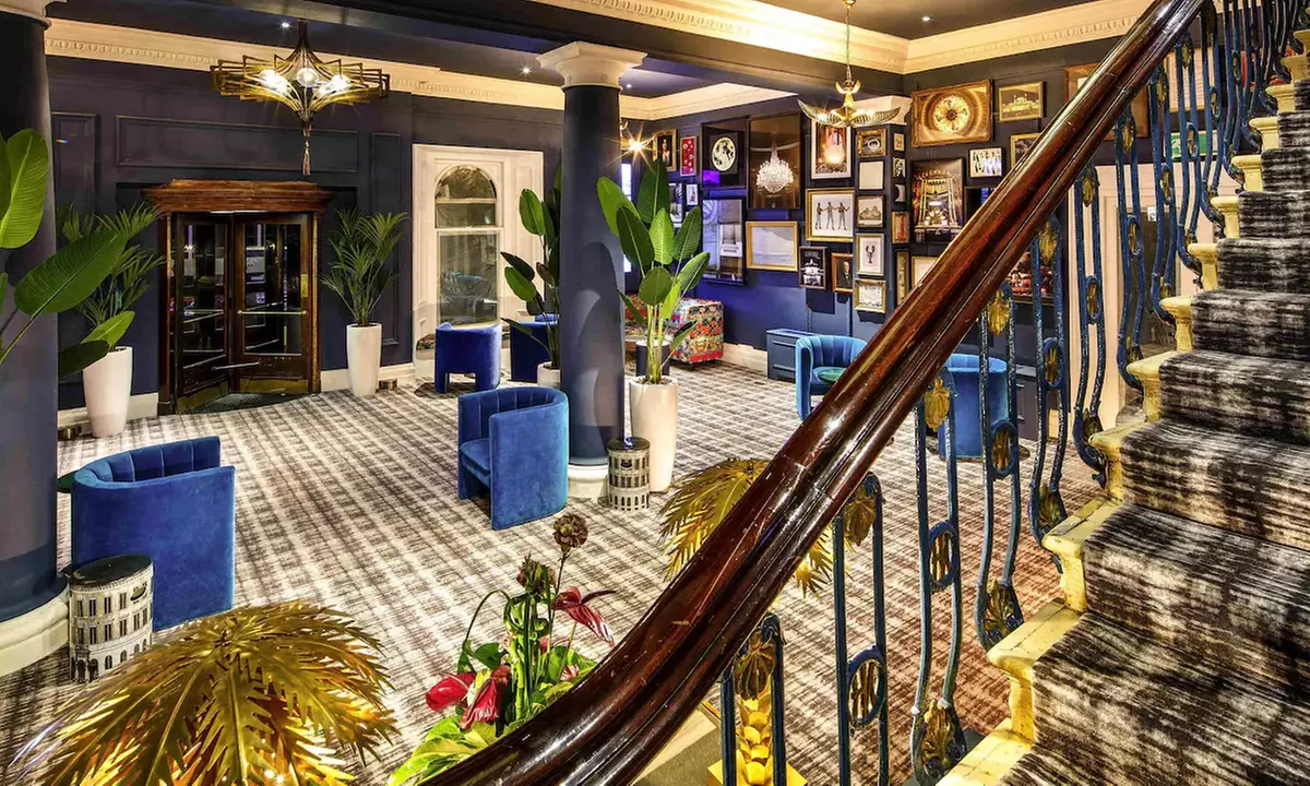 Brighton: Seafront Stay for 2 with Breakfast, Welcome Drink & Dinner