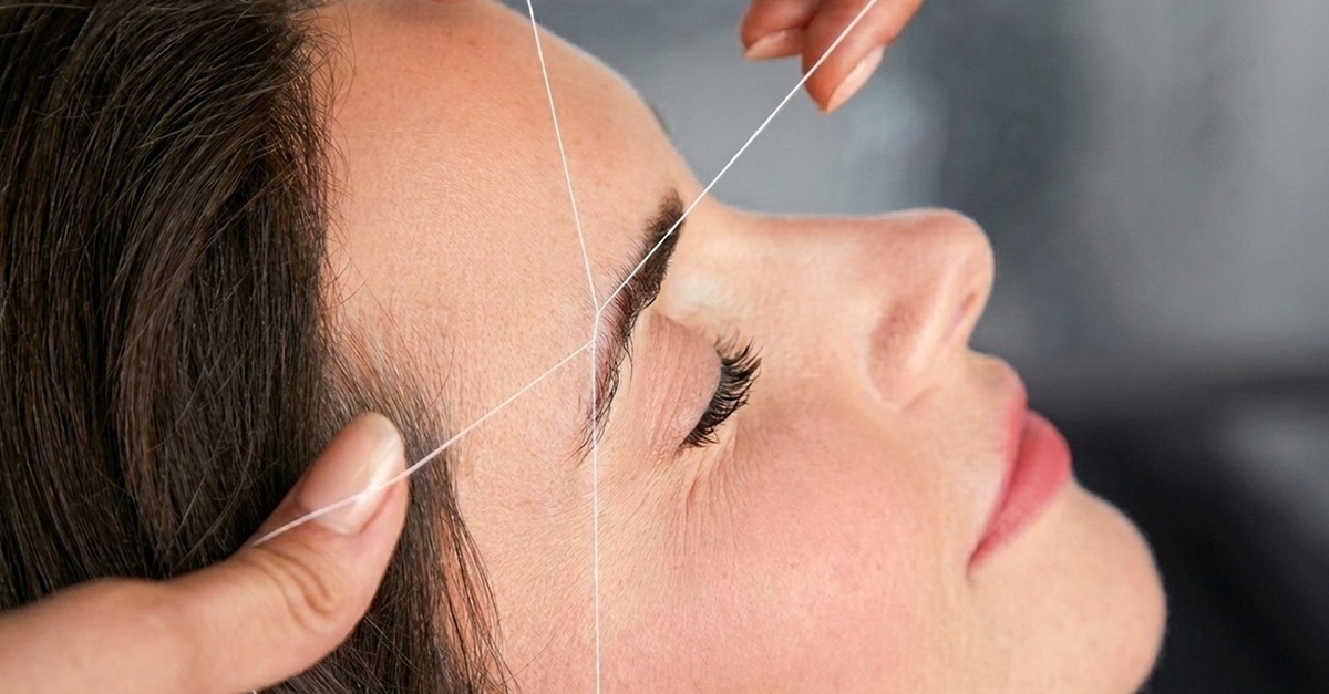 Sesión de depilación con hilo y diseño de cejas en Barcelona