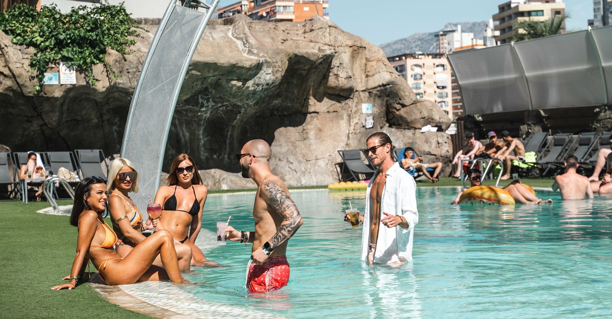 Cartel de Acceso a resort con pool party, DJ y consumiciones en Valencia