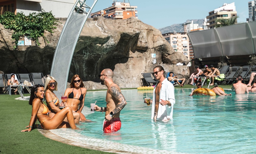 Image 1: Acceso a resort con fiesta, DJ, gogós, pool party y consumiciones