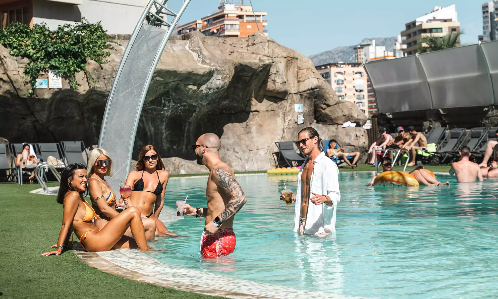 Acceso a resort con fiesta, DJ, gogós, pool party y consumiciones ilimitadas, con un 30% de descuento - Primary Image