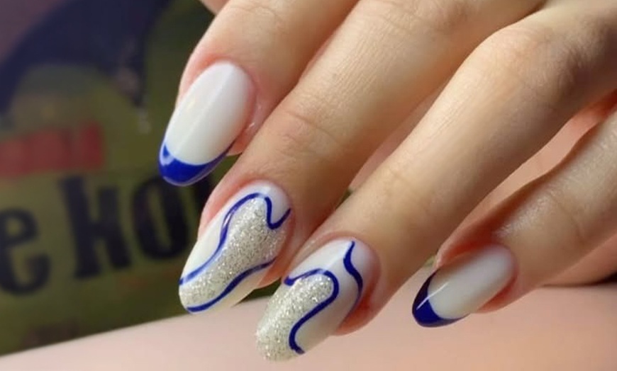 Image 4: 1 o 3 sesiones de manicura y/o pedicura clásica o semipermanente