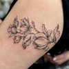 Image 1: Tatuaż cienką kreską – kobiece motywy kwiatowe w wybranym rozmiarze