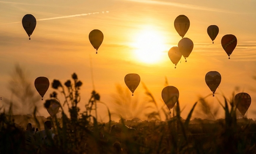 Image 12: Niezapomniany widokowy lot balonem – grupowy, prywatny lub zaręczynowy