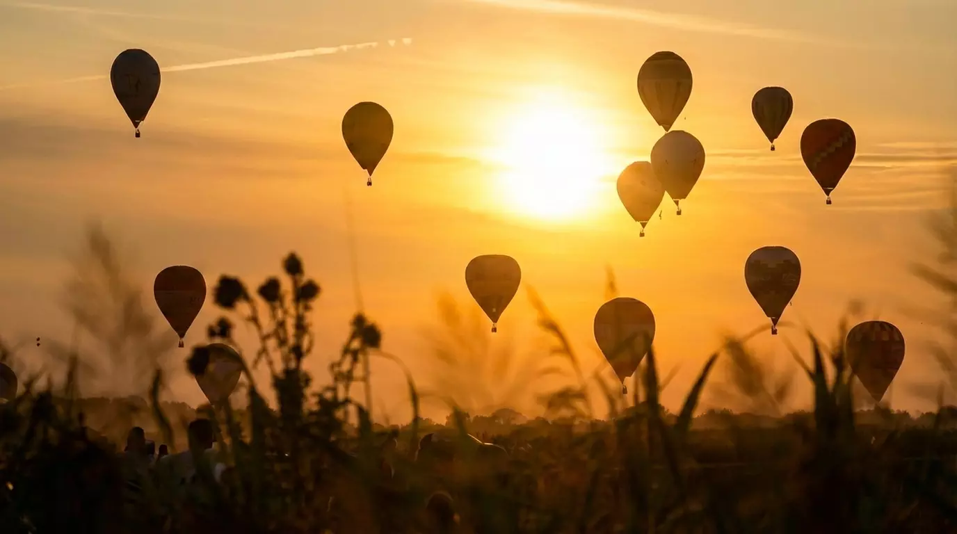 Niezapomniany widokowy lot balonem – grupowy, prywatny lub zaręczynowy