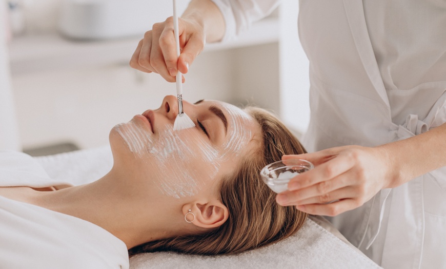 Image 1: Limpieza con microdermoabrasión, radiofrecuencia y masaje facial