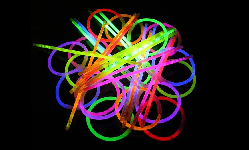 Image 2: 100 Glow Stick Bracelets 