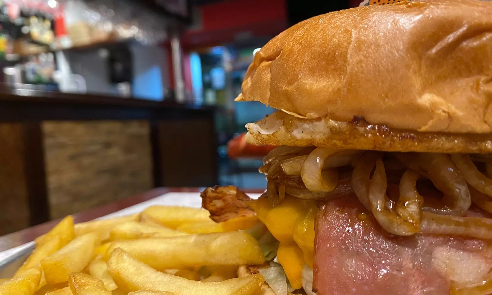Menú de hamburguesa con patatas, postre y bebida para 2 o 4 personas