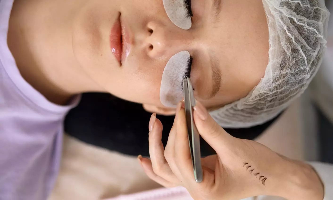 Extensiones de pestañas, volumen o natural, con cejas y diseño