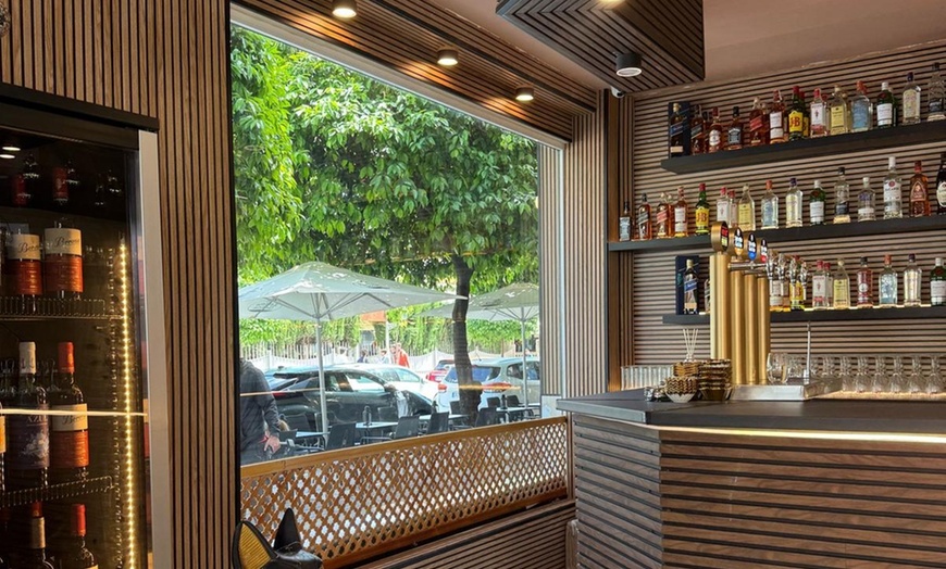 Image 7: Menú fusión con entrante, principal, postre y bebida 