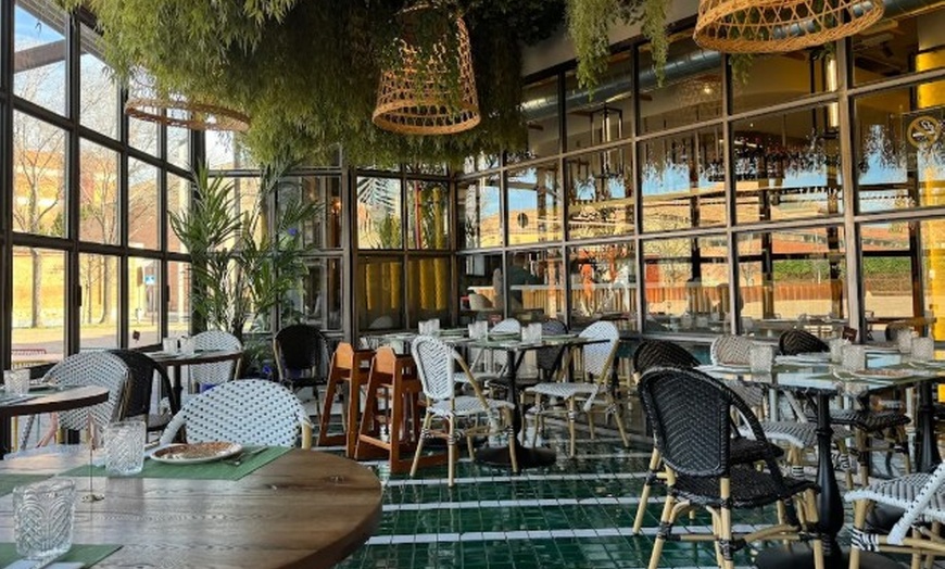 Image 15: Menú mediterráneo con postre y bebida o botella de vino para 2 o 4