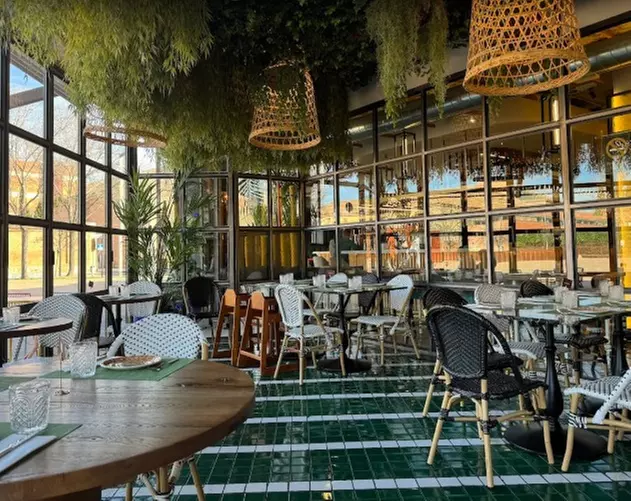 Menú mediterráneo con postre y bebida o botella de vino para 2 o 4