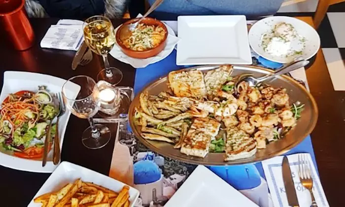 Menu grec en 3 services avec plats méditerranéens authentiques