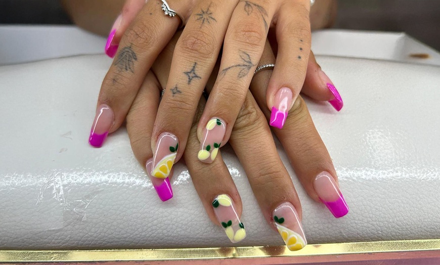 Image 9: Manicura y/o pedicura o primera puesta de gel/acrílico 