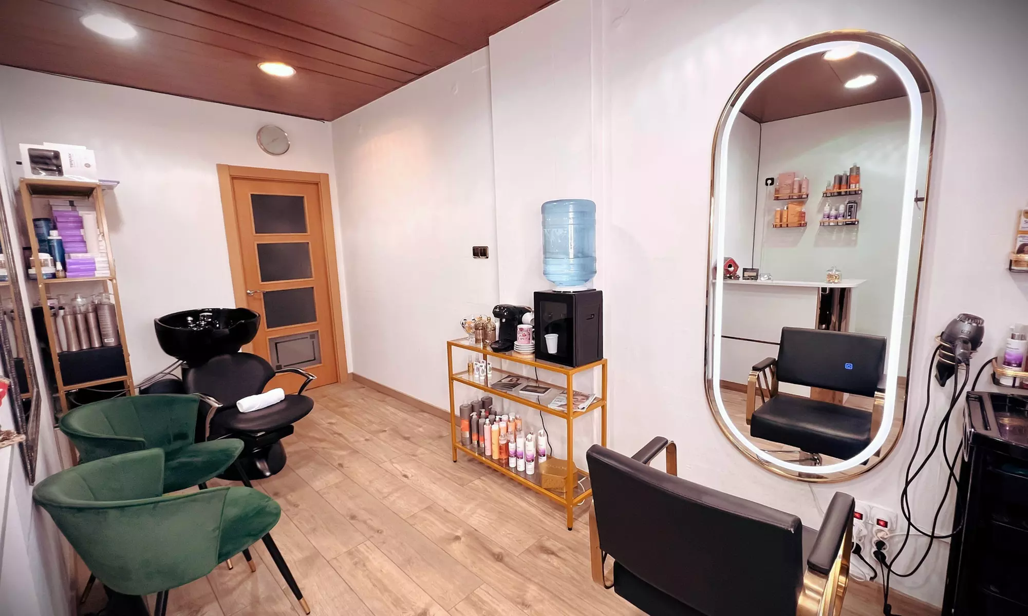 ¡Presume de melena! Lavado, corte puntas y secado con opción a tinte y/o mechas para 1, ahorra hasta un 43% - Primary Image