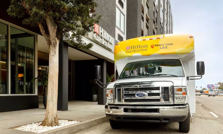 Image 2: Comfortable Budget Hotel Near LAX With Parking Included