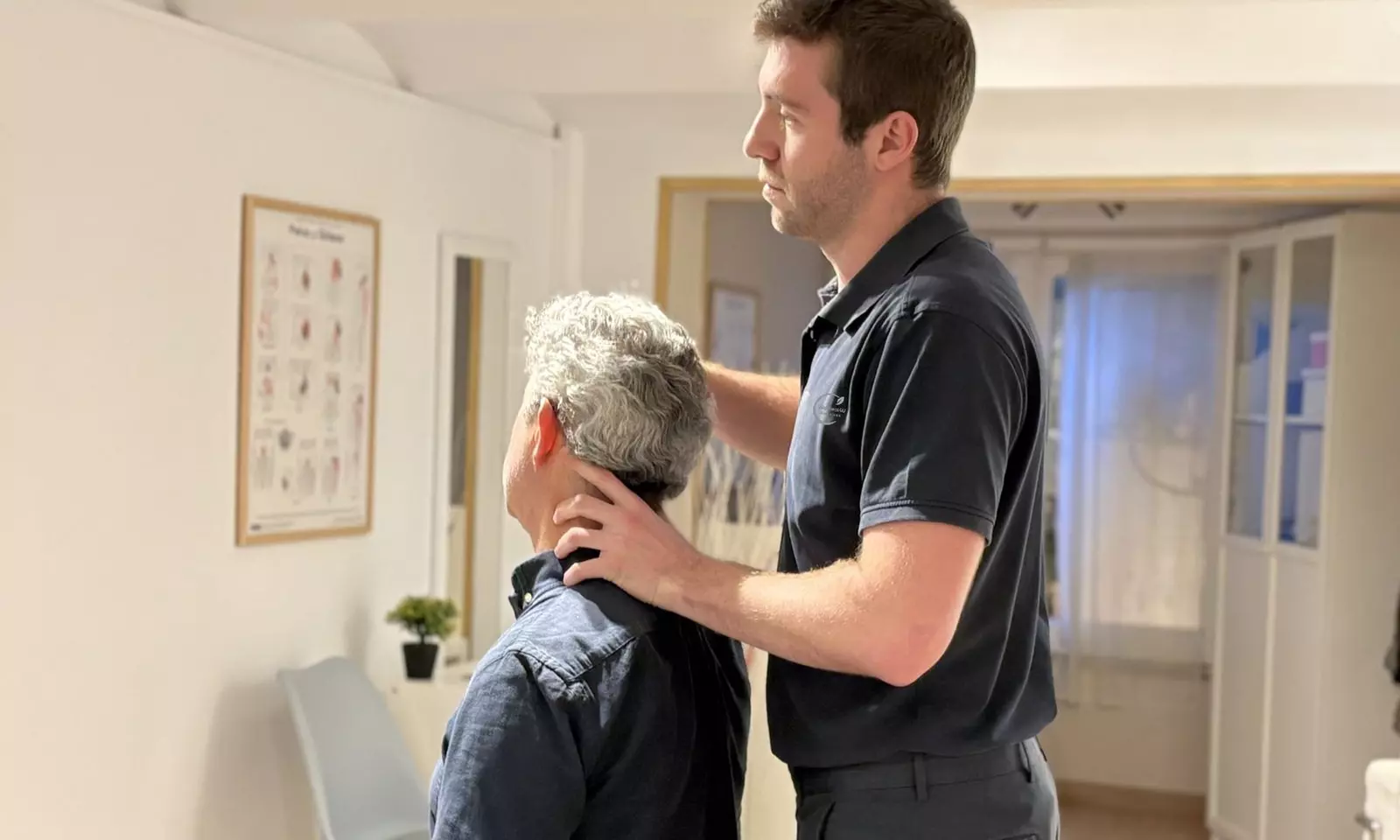 Primera visita quiropráctica con evaluación digital, ajuste e informe