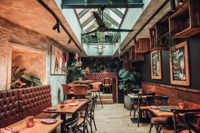 Découvrez des saveurs authentiques dans un bar à tapas espagnol