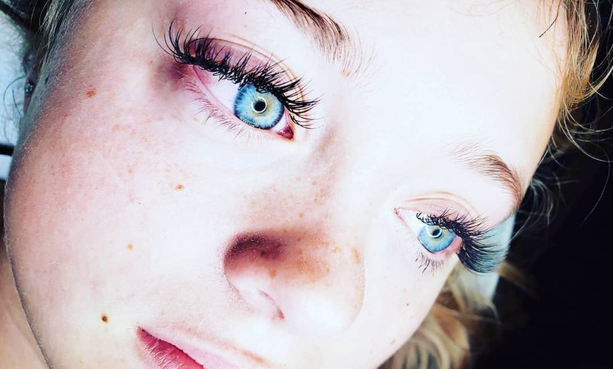 Image 2: Achieve Glamorous Lashes with Eyelash Extensions
