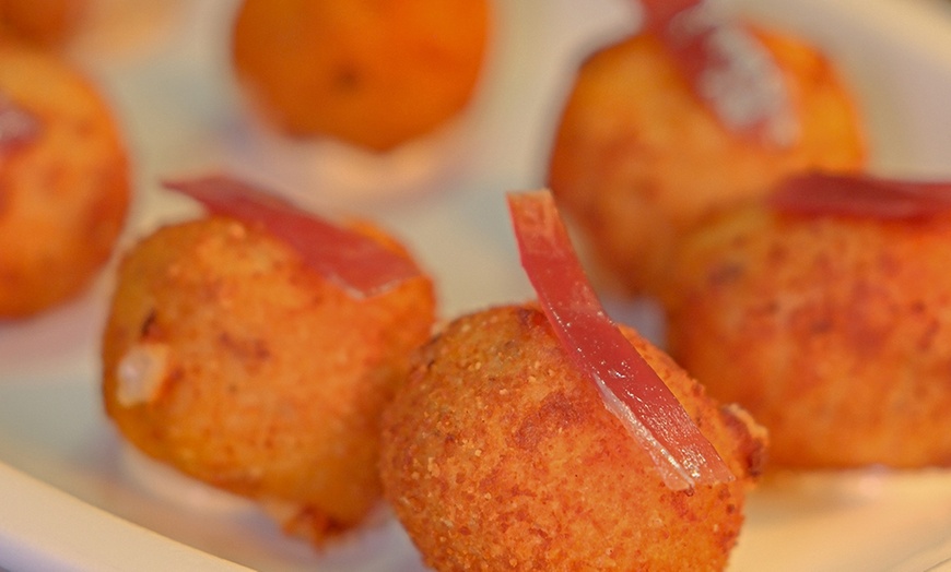 Image 9: Menú degustación con aperitivo, entrantes, principal y postre