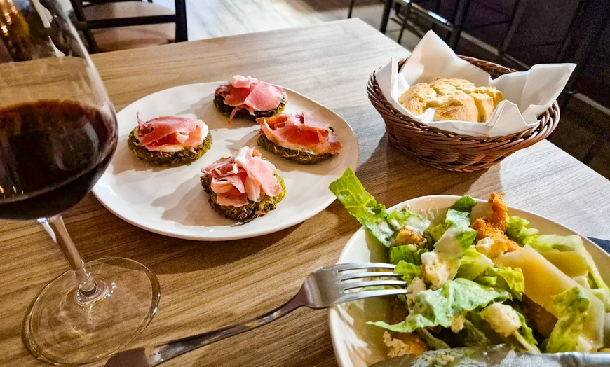 Image 11: Menú para 2 o 4 personas con entrante, principales, postres y bebidas