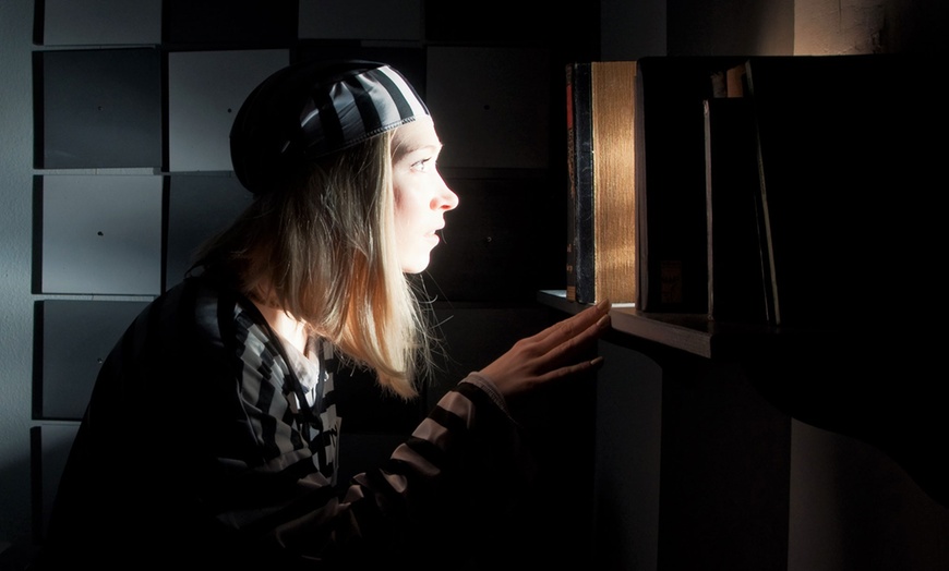 Image 2: 60 Min. Live-Escape-Game im Raum „Gefängnis“ für bis zu 6 Personen