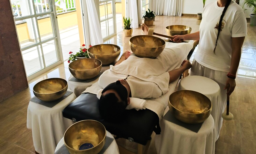 Image 3: Masaje con cuencos sonoros y reflexología podal para 1 o 2 personas 