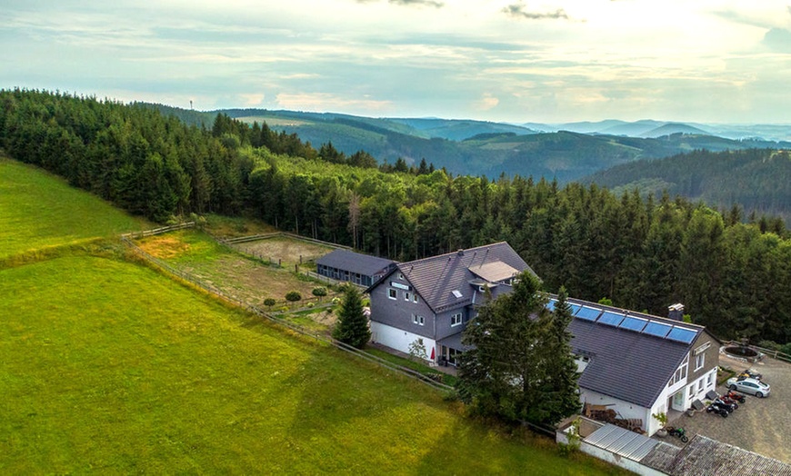 Image 2: Winterberg: 2-3 Nächte inkl. Frühstück, 1x Dinner, Spa & Alpakas