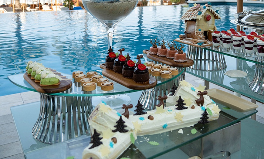 Image 8: Enjoy 4* Christmas Eve Dinner or Day Brunch Buffet with Beverages