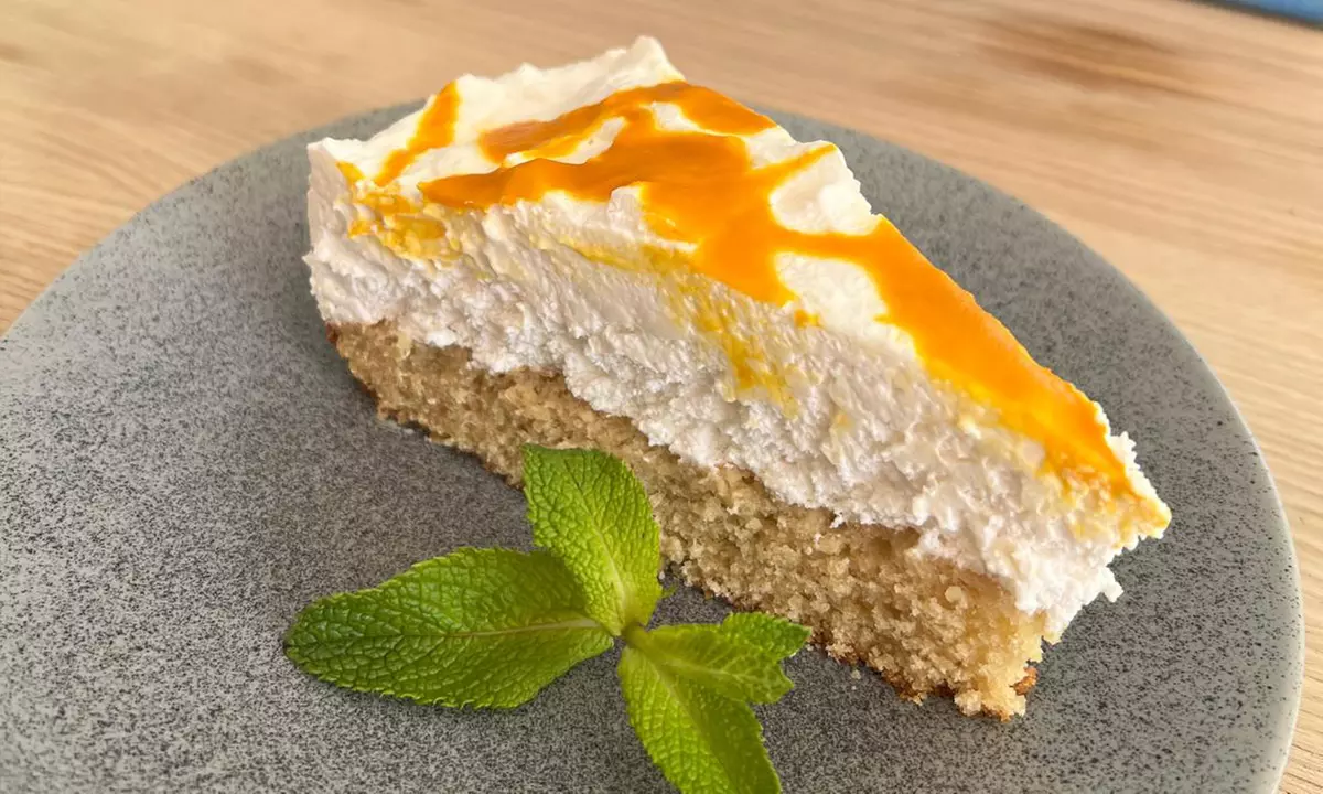 Hausgemachter Spinat-Börek mit Beilagen und Kuchen für 1 Person