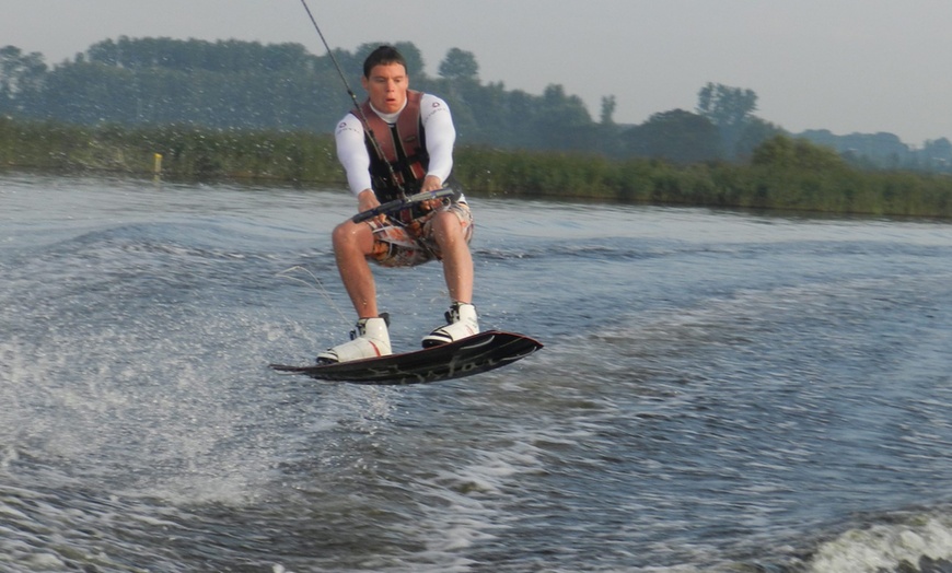 Image 5: Actief uitje op het water: waterski- of wakeboard-les