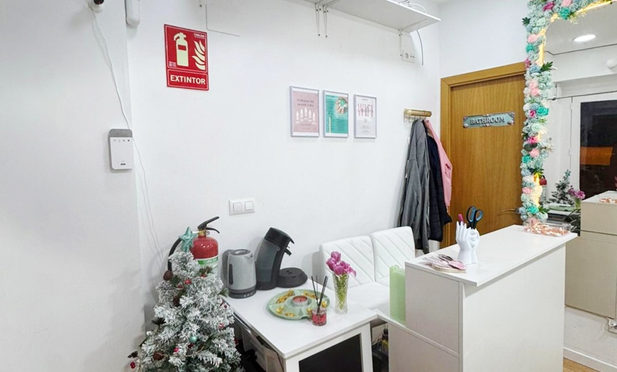 Image 2: 1 o 2 sesiones de manicura y/o pedicura semipermanente