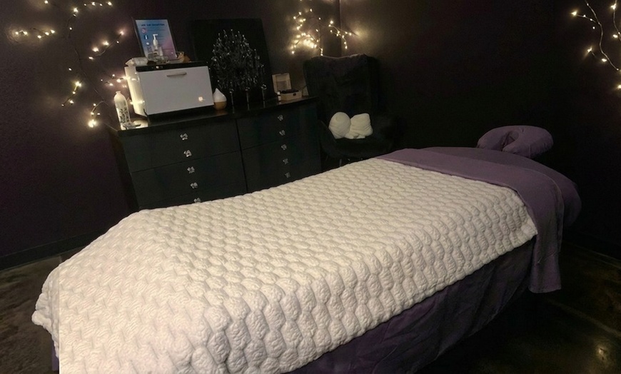 Image 4: Relax with 1x, 2x, or 3x Custom/Therapeutic Massages (60-Minutes Each)