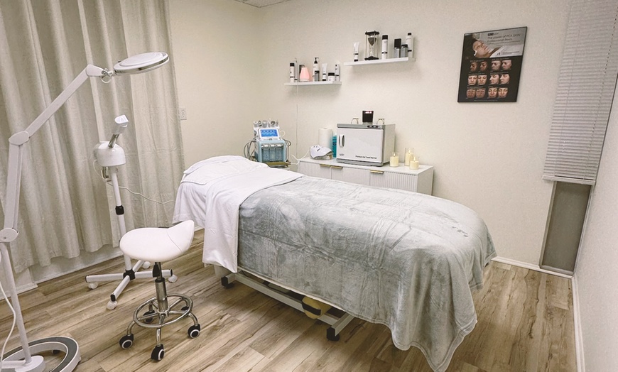 Image 6: Atrosa Signature Facial for a Fresh Look!