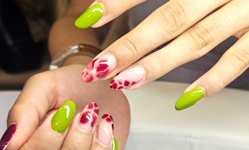 Image 2: Beauté des ongles avec pose de vernis semi-permanent à Nin Addiction
