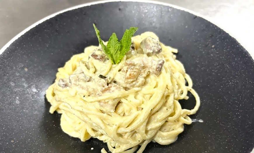 Image 15: Menú con gran variedad de platos y copa de vino para 2 o 4 personas