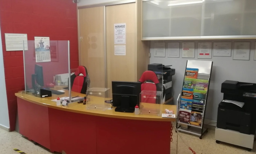 Image 4: Hasta 12 meses de clases de inglés o clases de refuerzo escolar