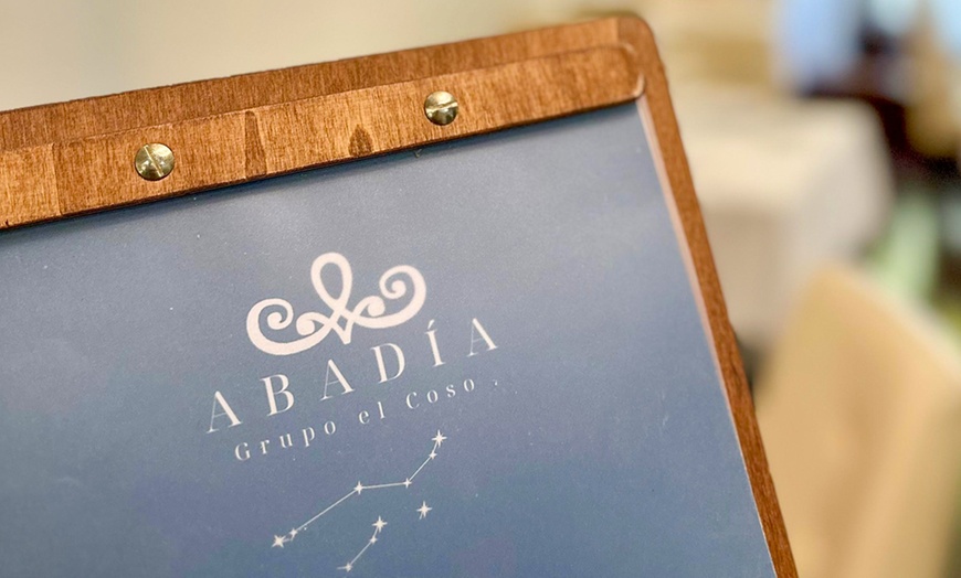 Image 10: Cata de vinos maridados con vista a la Almoina y tabla de ibéricos