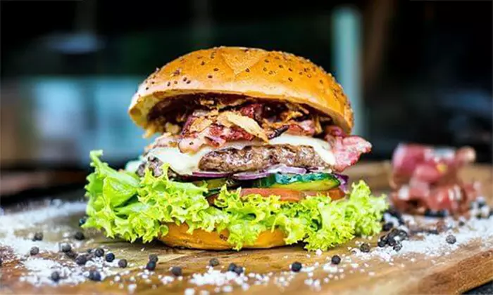 1 Burger oder 5er-Stempelkarte nach Wahl inkl. Beilage für 1 Person